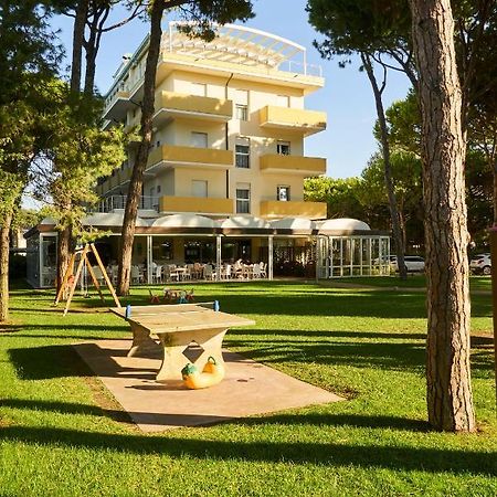 Aparthotel La Pineta Lido di Jesolo Exterior photo
