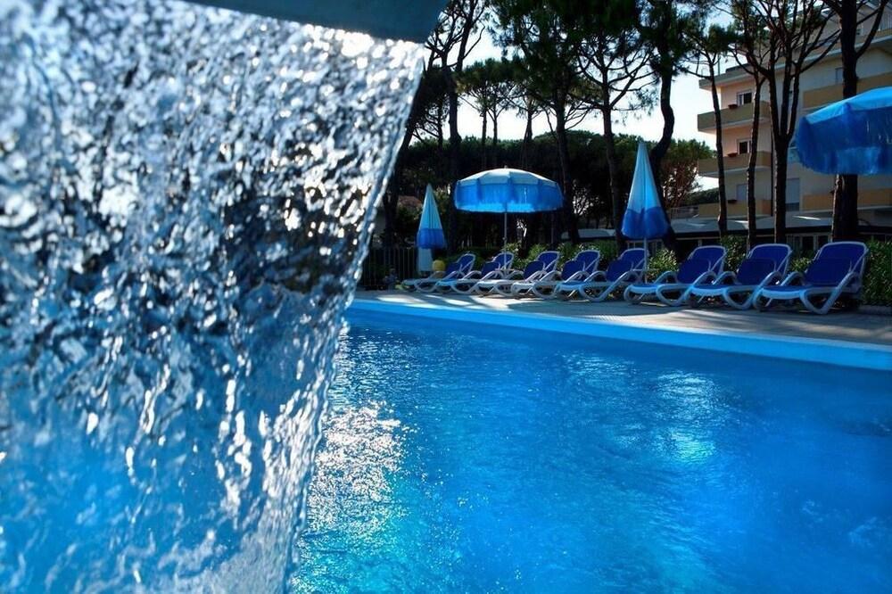 Aparthotel La Pineta Lido di Jesolo Exterior photo