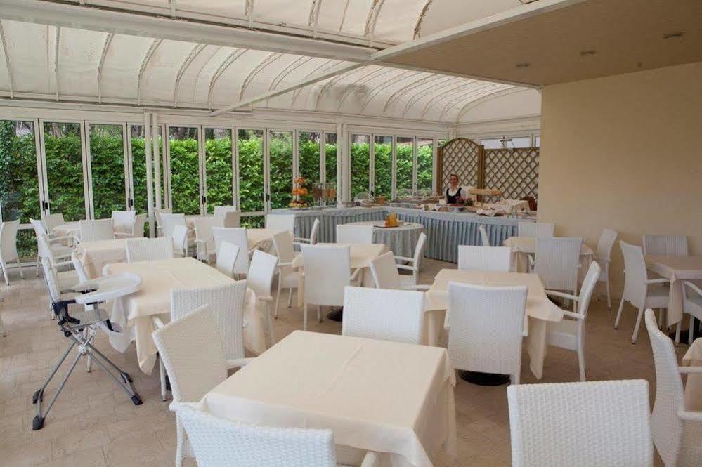 Aparthotel La Pineta Lido di Jesolo Exterior photo