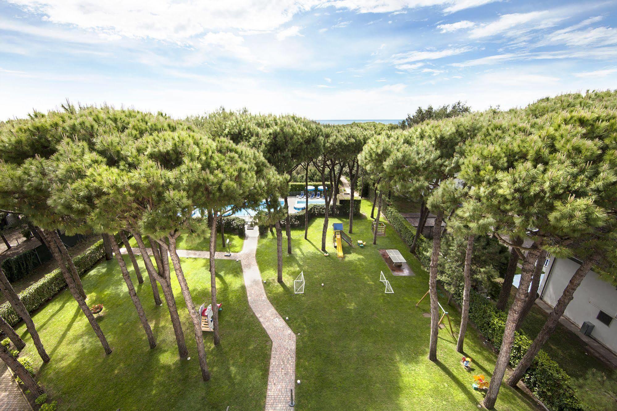 Aparthotel La Pineta Lido di Jesolo Exterior photo