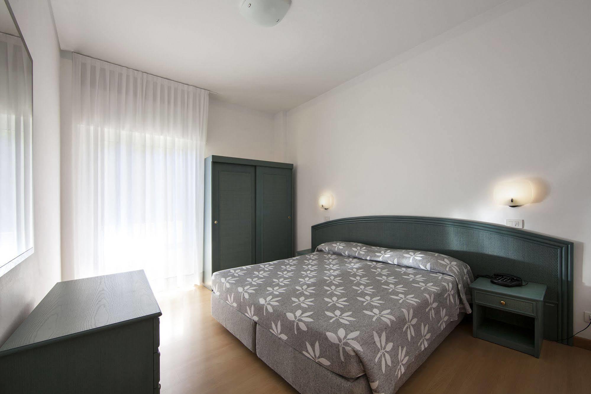 Aparthotel La Pineta Lido di Jesolo Exterior photo
