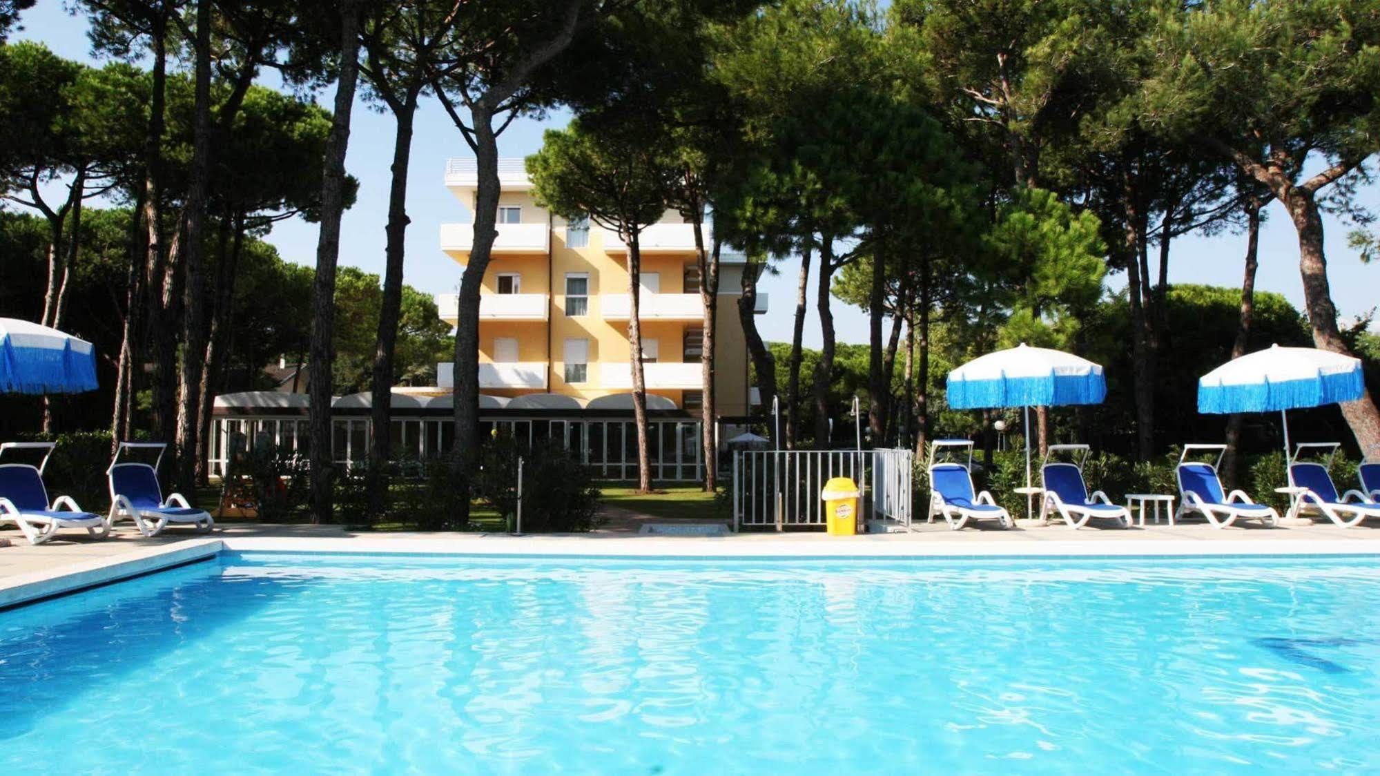 Aparthotel La Pineta Lido di Jesolo Exterior photo