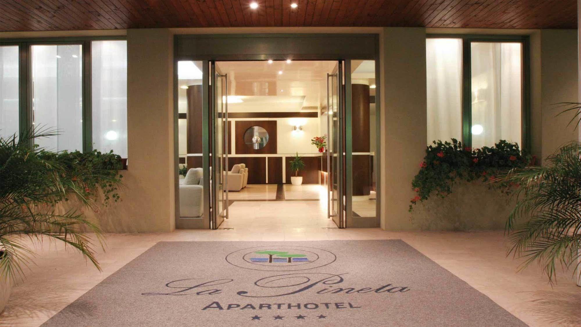 Aparthotel La Pineta Lido di Jesolo Exterior photo